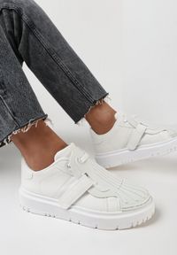 Born2be - Białe Sneakersy Lazastos. Wysokość cholewki: przed kostkę. Nosek buta: okrągły. Zapięcie: rzepy. Kolor: biały. Szerokość cholewki: normalna. Wzór: aplikacja #1
