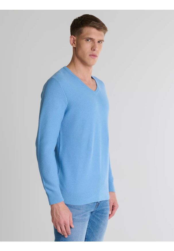 Big-Star - Sweter męski bawełniany klasyczny z dekoltem w serek niebieski Vasonitex 401. Typ kołnierza: dekolt w serek. Kolor: niebieski. Materiał: bawełna. Wzór: ze splotem, aplikacja. Styl: klasyczny