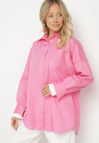 Born2be - Fuksjowa Klasyczna Koszula z Bawełny o Kroju Oversize Ronavelle. Okazja: na co dzień, na spotkanie biznesowe, do pracy. Typ kołnierza: kołnierzyk klasyczny. Kolor: różowy. Materiał: bawełna. Długość rękawa: długi rękaw. Długość: długie. Wzór: aplikacja. Styl: klasyczny