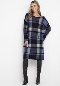 Born2be - Granatowo-Niebieska Sukienka Midi Sweterkowa w Szeroką Kratę Firmia. Kolekcja: plus size. Kolor: niebieski. Materiał: wiskoza, bawełna. Typ sukienki: oversize, dla puszystych. Styl: elegancki, klasyczny. Długość: midi