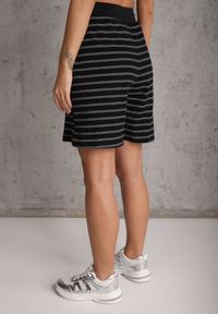 Renee - Czarne Casualowe Szorty High Waist w Prążki z Bawełnianej Tkaniny Lennliss. Okazja: na co dzień. Stan: podwyższony. Kolor: czarny. Materiał: tkanina, bawełna. Wzór: prążki. Sezon: lato. Styl: casual #8