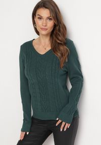 Born2be - Zielony Sweter z Ozdobnym Splotem i Trójkątnym Dekoltem Barbisae. Kolor: zielony. Wzór: ze splotem. Sezon: jesień, zima #5