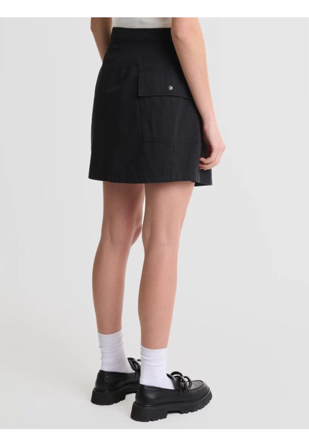 Big-Star - Spódnica damska mini na zakładkę z kieszeniami czarna Brunilda 906. Okazja: do pracy, na spacer. Kolor: czarny. Materiał: bawełna. Długość: krótkie. Styl: klasyczny, elegancki