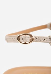 Renee - Ciemnobeżowe Sandały VICES z Przeplatanymi Paskami i Zakrytym Noskiem Usinlisa. Okazja: na co dzień. Zapięcie: pasek. Kolor: beżowy. Wzór: paski. Styl: boho, casual, elegancki #7