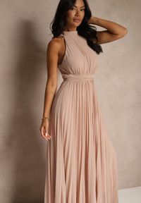 Renee - Jasnoróżowa Sukienka Maxi bez Rękawów z Gumką w Talii z Plisowanej Tkaniny Pesstia. Kolor: różowy. Materiał: tkanina. Długość rękawa: bez rękawów. Typ sukienki: rozkloszowane. Długość: maxi #4