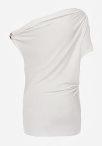 Renee - Biała Wiskozowa Bluzka na Jedno Ramię Ozdobiona Marszczeniem i Aplikacją z Boku Lilinvielle. Okazja: na co dzień, na imprezę. Kolor: biały. Materiał: wiskoza. Wzór: aplikacja. Styl: casual #6