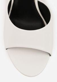 Born2be - Białe Klapki na Szpilce w Klasycznym Stylu Vilinesha. Okazja: na co dzień. Kolor: biały. Materiał: jeans. Obcas: na szpilce. Styl: klasyczny #7