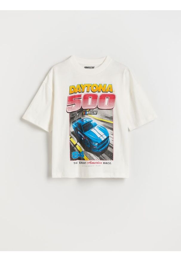 Reserved - T-shirt oversize Nascar - złamana biel. Materiał: bawełna, dzianina