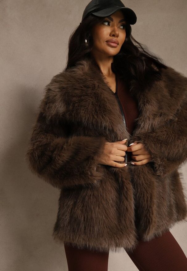 Renee - Brązowa Dwurzędowa Kurtka Futerko Oversize Nenalla. Okazja: na co dzień. Kolor: brązowy. Materiał: futro. Styl: casual