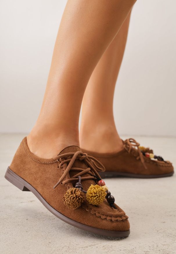 Born2be - Brązowe Mokasyny VICES z Wkładką ze Skóry Natualnej Ozdobione Koralikami. Nosek buta: okrągły. Kolor: brązowy. Materiał: skóra. Wzór: aplikacja. Obcas: na obcasie. Styl: klasyczny. Wysokość obcasa: niski