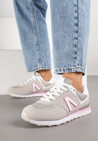 Renee - Ciemnobeżowe Sneakersy Ozdobione Geometrycznym Motywem Rilenessa. Okazja: na co dzień. Kolor: beżowy. Materiał: jeans. Wzór: aplikacja, geometria