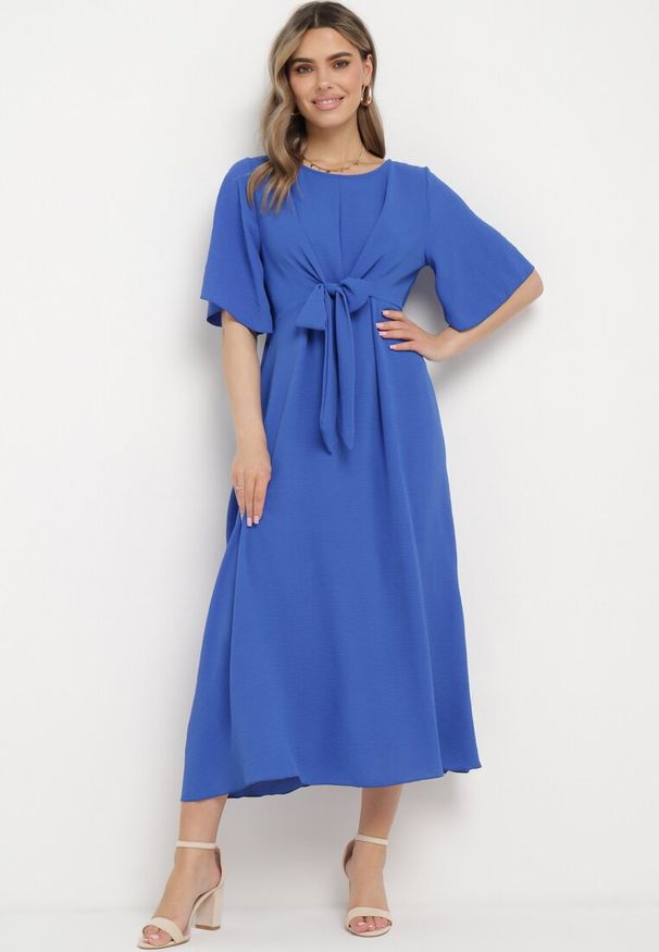 Born2be - Granatowa Sukienka Maxi z Ozdobnym Wiązaniem i Gumką w Talii Myrcella. Kolor: niebieski. Długość: maxi