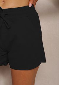 Renee - Czarne Luźne Szorty z Bawełny z Gumką w Talii Dezorea. Okazja: na co dzień. Stan: podwyższony. Kolor: czarny. Materiał: bawełna. Sezon: lato. Styl: casual, wizytowy #5