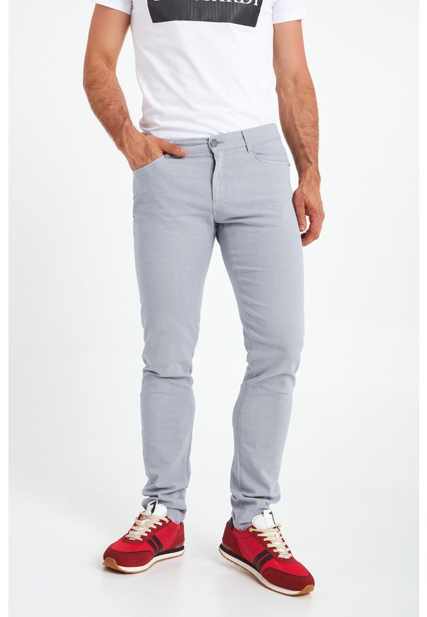 Trussardi Jeans - SPODNIE CLOSE 370 TRUSSARDI. Wzór: aplikacja, geometria