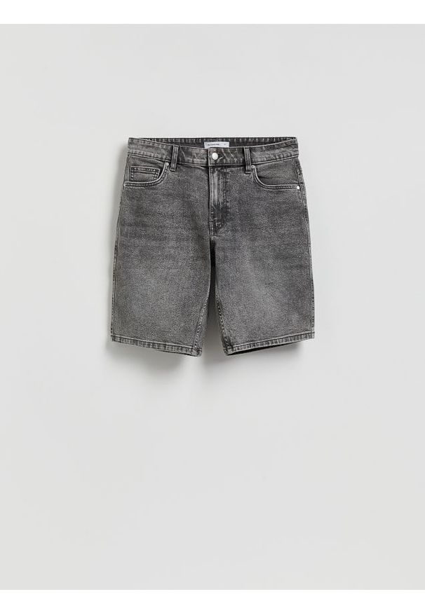 Reserved - Jeansowe szorty straight - jasnoszary. Kolor: szary. Materiał: jeans