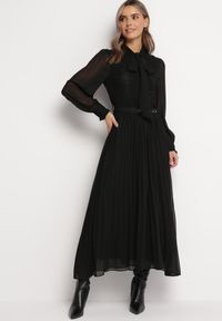 Born2be - Czarna Rozkloszowana Sukienka Maxi z Plisowanym Dołem i Paskiem Brofilla. Okazja: na co dzień. Kolor: czarny. Materiał: poliester, materiał, koronka. Wzór: aplikacja, koronka. Styl: casual, klasyczny. Długość: maxi #1