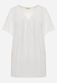 Born2be - Biała Bluzka z Krótkimi Rękawami i Ozdobnym Haftem Emmania. Okazja: na co dzień. Kolor: biały. Długość rękawa: krótki rękaw. Długość: krótkie. Wzór: haft. Styl: casual #3