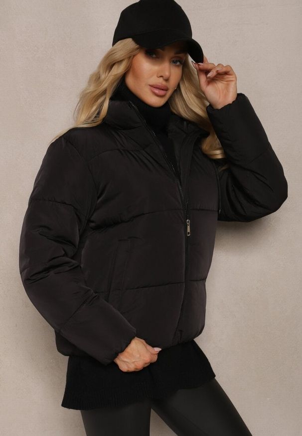 Renee - Czarna Pikowana Kurtka z Odpinanym Kapturem Miarisa. Okazja: na co dzień, do pracy. Kolor: czarny. Materiał: jeans. Wzór: aplikacja. Styl: klasyczny, elegancki, casual