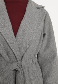 Born2be - Ciemnoszary Płaszcz o Szlafrokowym Kroju z Marszczeniem w Talii i Wiązanym Paskiem Sartissa. Okazja: na co dzień. Kolor: szary. Materiał: jeans. Długość rękawa: długi rękaw. Długość: długie. Styl: casual, elegancki, klasyczny #4