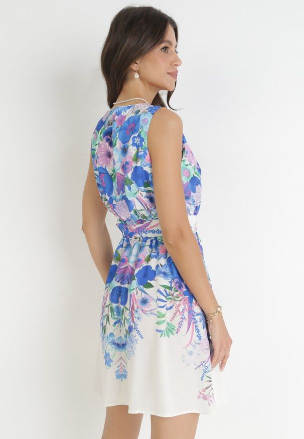 Born2be - Niebieska Kwiecista Sukienka Mini z Gumką w Pasie i Materiałowym Paskiem Iraine. Kolor: niebieski. Materiał: materiał. Długość rękawa: bez rękawów. Długość: mini