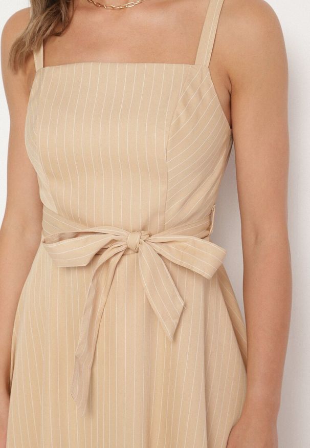 Born2be - Beżowa Sukienka z Wiskozą ze Wzorem Pasków Dolereia. Okazja: na co dzień. Kolor: beżowy. Materiał: wiskoza. Długość rękawa: na ramiączkach. Styl: casual, klasyczny. Długość: midi