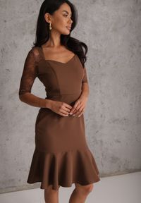 Renee - Brązowa Sukienka VICES o Taliowanym Kroju z Rękawami z Koronki Metirei. Kolor: brązowy. Materiał: koronka. Wzór: koronka. Styl: elegancki #1
