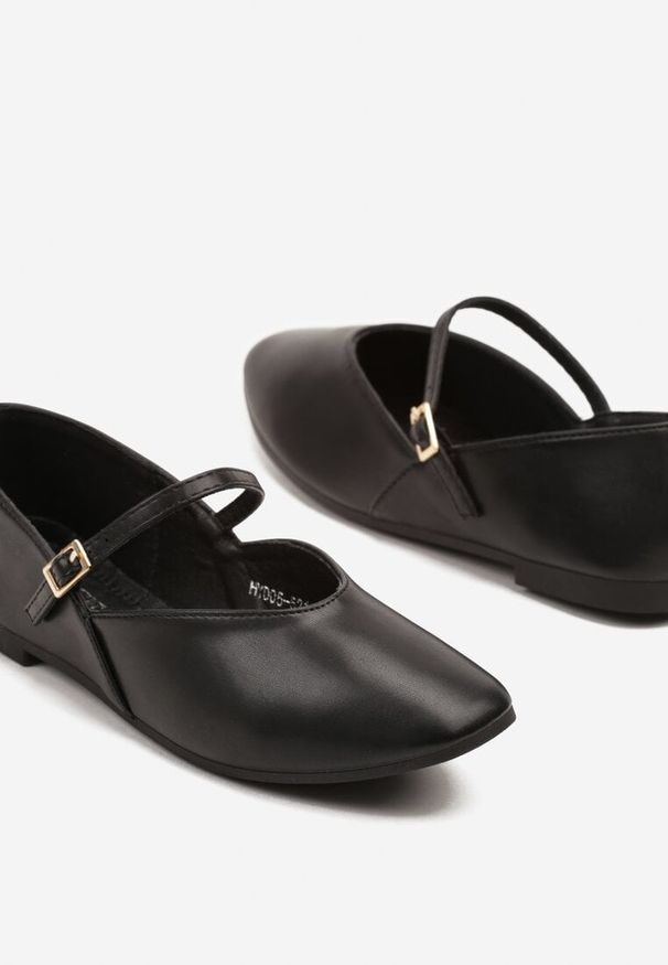 Born2be - Czarne Balerinki Vices z Paskiem z Klamerką Zdobione Przeszyciem Desilita. Okazja: na co dzień. Nosek buta: okrągły. Zapięcie: pasek. Kolor: czarny. Wzór: aplikacja. Materiał: jeans. Obcas: na obcasie. Styl: casual, elegancki. Wysokość obcasa: niski