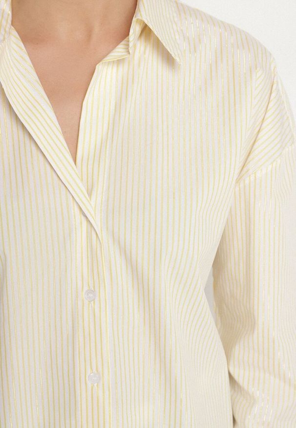 Born2be - Żółta Bawełniana Koszula Oversize w Prążki Zdobiona Metaliczną Nicią Paserella. Okazja: na co dzień. Typ kołnierza: kołnierzyk klasyczny. Kolor: żółty. Materiał: bawełna. Długość rękawa: długi rękaw. Długość: długie. Wzór: prążki, aplikacja. Styl: casual, klasyczny, elegancki