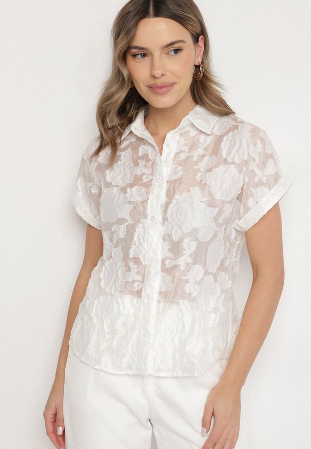 Born2be - Biała Koszula z Krótkim Rękawem i Kwiatowym Wzorem Froena. Okazja: na co dzień, na spotkanie biznesowe. Typ kołnierza: kołnierzyk klasyczny. Kolor: biały. Materiał: jeans. Długość rękawa: krótki rękaw. Długość: krótkie. Wzór: kwiaty. Styl: biznesowy, klasyczny, casual