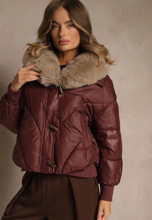 Renee - Bordowa Pudełkowa Kurtka z Pikowanymi Przeszyciami i Kapturem z Futrem Ruvitta. Okazja: na co dzień. Kolor: czerwony. Materiał: futro. Sezon: zima. Styl: casual, elegancki