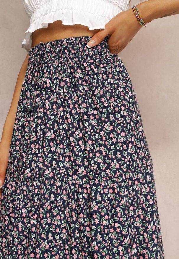 Renee - Granatowa Spódnica Maxi Bawełniana w Kwiatowy Wzór Rayegan. Kolor: niebieski. Materiał: bawełna. Wzór: kwiaty. Sezon: lato