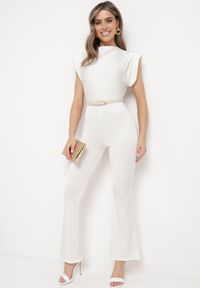 Born2be - Biały Kombinezon z Rozszerzanymi Nogawkami i Poduszkami w Ramionach Atearai. Okazja: na co dzień. Kolor: biały. Długość rękawa: krótki rękaw. Długość: krótkie. Styl: elegancki, casual #4