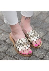 Złote Klapki Armodo Modne Obuwie Damskie. Okazja: na co dzień. Kolor: złoty. Materiał: skóra. Wzór: aplikacja, kwiaty. Sezon: lato. Styl: casual, elegancki #3