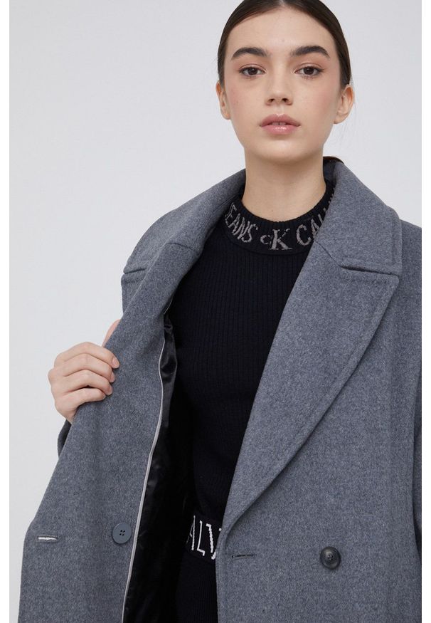 DKNY - Dkny Płaszcz wełniany kolor szary przejściowy. Okazja: na co dzień. Kolor: szary. Materiał: wełna. Styl: casual, klasyczny