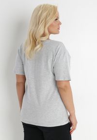Born2be - Jasnoszary T-shirt Genilin. Okazja: na co dzień. Typ kołnierza: dekolt w kształcie V. Kolor: szary. Materiał: dzianina. Długość rękawa: krótki rękaw. Długość: krótkie. Wzór: gładki. Styl: wizytowy, klasyczny, casual #5