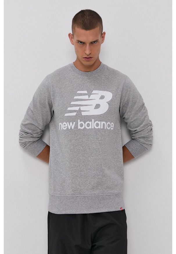 New Balance Bluza MT03560AG męska kolor szary z nadrukiem MT03560AG-053. Okazja: na co dzień. Kolor: szary. Materiał: dzianina. Wzór: nadruk. Styl: casual