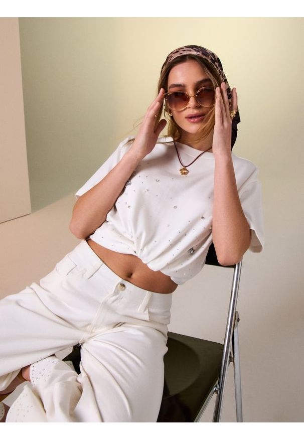 Sinsay - Bawełniana koszulka z ozdobnymi kryształkami - kremowy. Kolor: kremowy. Materiał: bawełna