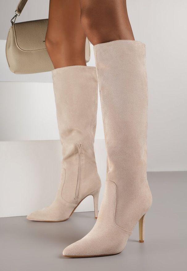 Born2be - Beżowe Kozaki na Szpilce ze Szpiczastym Noskiem Velvita. Okazja: do pracy, na co dzień. Nosek buta: szpiczasty. Kolor: beżowy. Obcas: na szpilce. Styl: casual, wizytowy