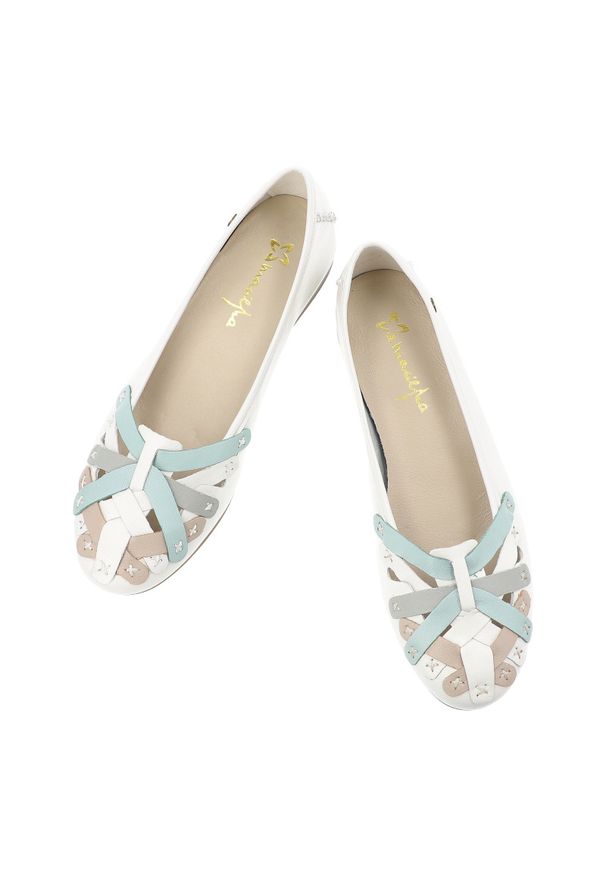 Baleriny damskie Maciejka, cholewka skóra naturalna ozdobne aplikacje wsuwany fason zaokrąglony nosek, białe, P7542-11/00-0. Kolor: biały. Materiał: skóra. Szerokość cholewki: normalna. Wzór: aplikacja