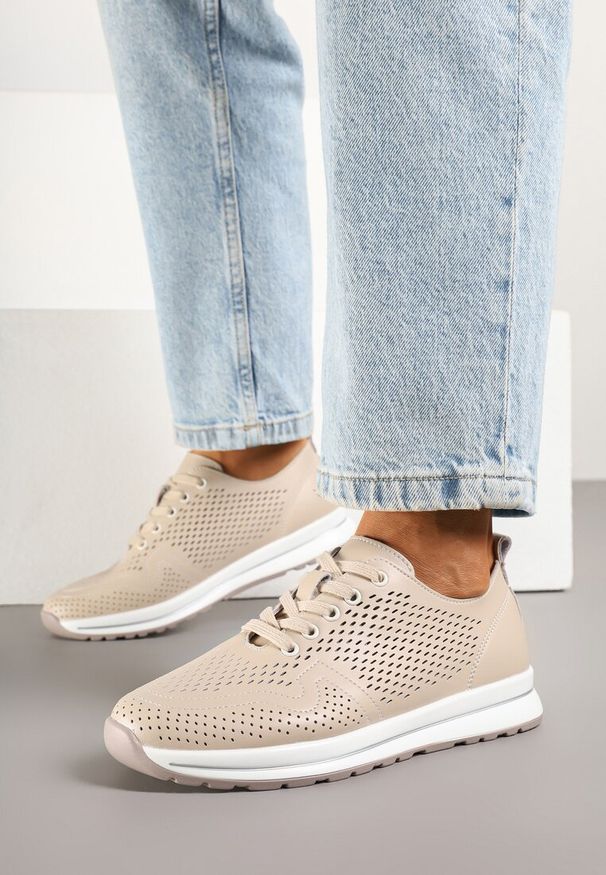 Born2be - Ciemnobeżowe Skórzane Sneakersy Ozdobione Perforacją Odrelia. Okazja: na co dzień. Kolor: beżowy. Materiał: skóra. Wzór: aplikacja. Obcas: na płaskiej podeszwie