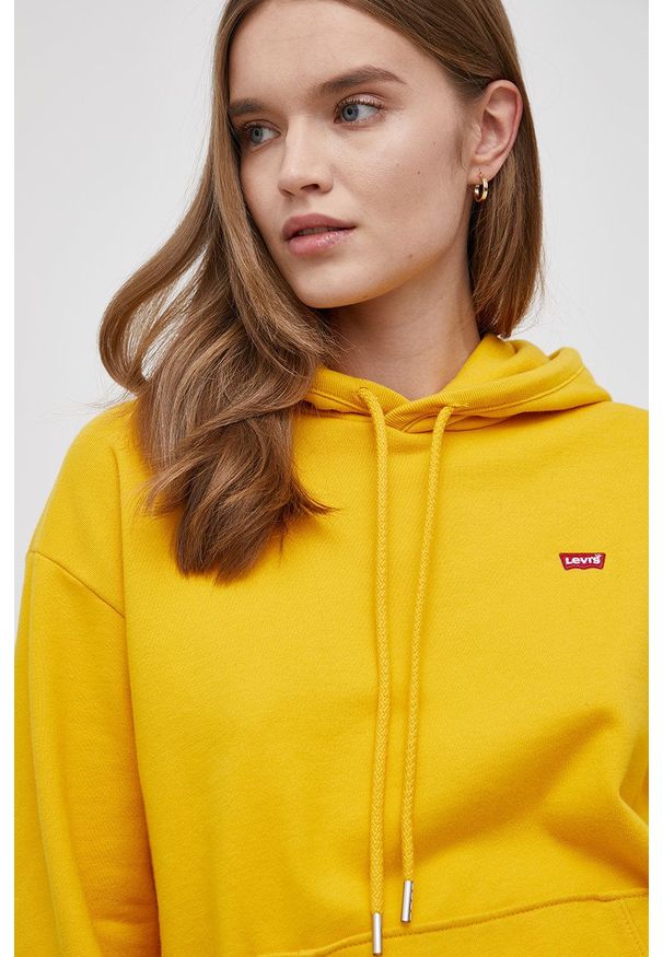 Levi's® - Levi's Bluza bawełniana damska kolor żółty z kapturem gładka. Okazja: na spotkanie biznesowe, na co dzień. Typ kołnierza: kaptur. Kolor: żółty. Materiał: bawełna. Długość rękawa: długi rękaw. Długość: długie. Wzór: gładki, aplikacja. Styl: casual, biznesowy