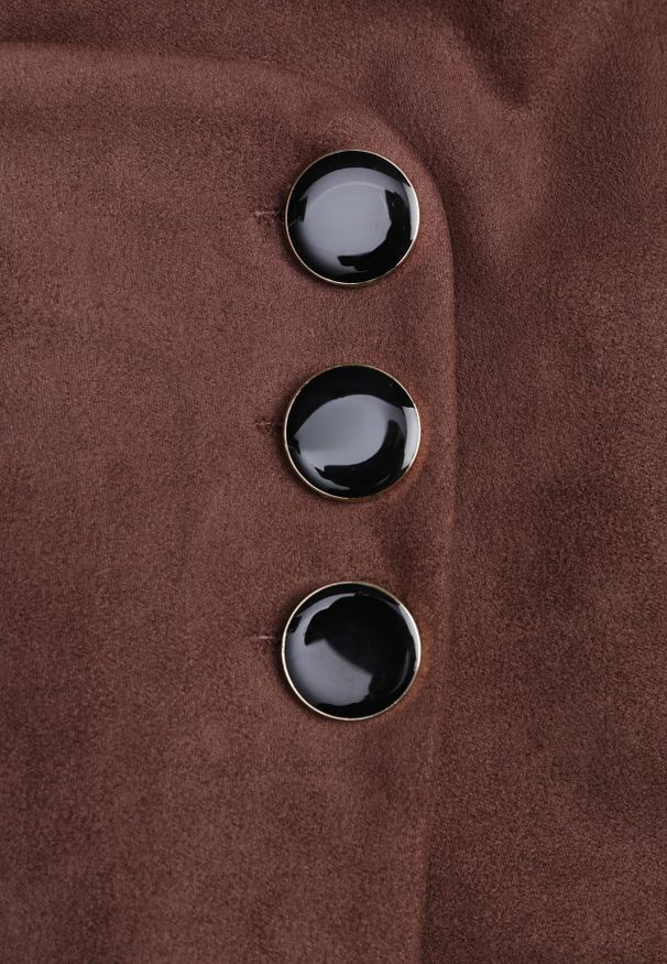 Born2be - Brązowa Kopertowa Spódnica o Trapezowym Kroju Ozdobiona Guzikami Niloria. Okazja: na co dzień. Kolor: brązowy. Materiał: jedwab. Wzór: aplikacja. Styl: casual, elegancki