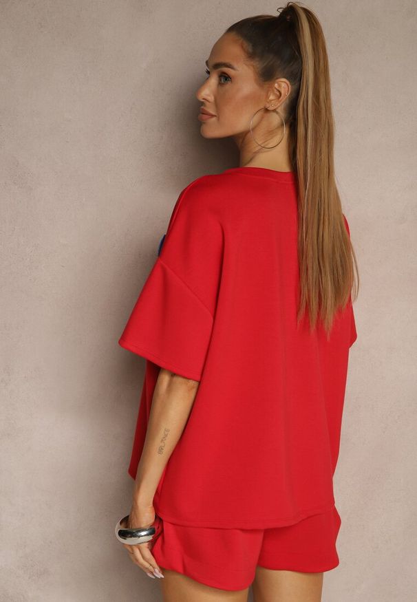 Renee - Czerwony Komplet z Wiskozą o Fasonie Oversize T-shirt i Szorty Lirafina. Kolor: czerwony. Materiał: wiskoza