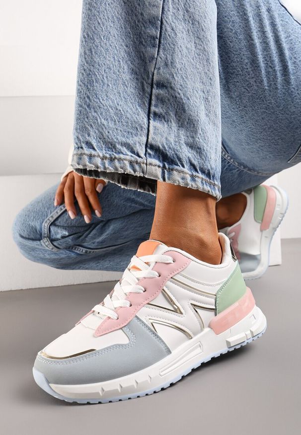 Renee - Biało-Niebieskie Płaskie Sneakersy ze Sznurowaniem z Metalicznymi Wstawkami Remarie. Okazja: na co dzień. Nosek buta: okrągły. Zapięcie: sznurówki. Kolor: biały. Materiał: skóra, jeans. Obcas: na obcasie. Wysokość obcasa: niski