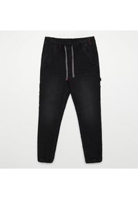Cropp - Jeansowe joggery - Czarny. Kolor: czarny. Materiał: jeans #1