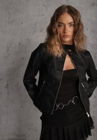 Renee - Czarna Taliowana Kurtka Ramoneska o Klasycznym Fasonie Tessana. Okazja: na randkę. Kolor: czarny. Materiał: poliester, jeans. Styl: klasyczny #1