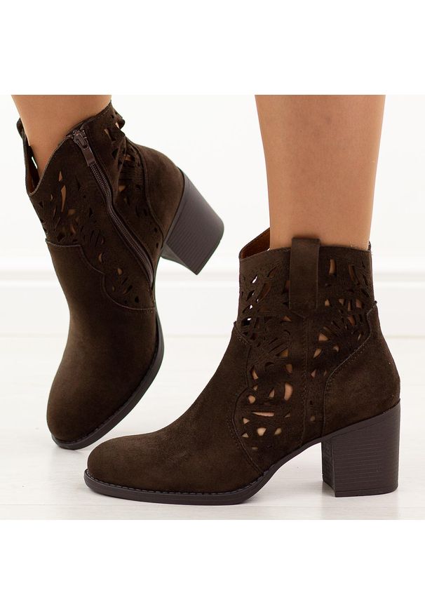 D.Brązowe botki damskie na słupku M.Daszyński Sa250-5. Okazja: na co dzień. Nosek buta: okrągły. Kolor: brązowy. Szerokość cholewki: normalna. Materiał: zamsz. Sezon: wiosna, jesień, lato. Obcas: na słupku. Styl: casual, elegancki, boho, klasyczny. Wysokość obcasa: średni
