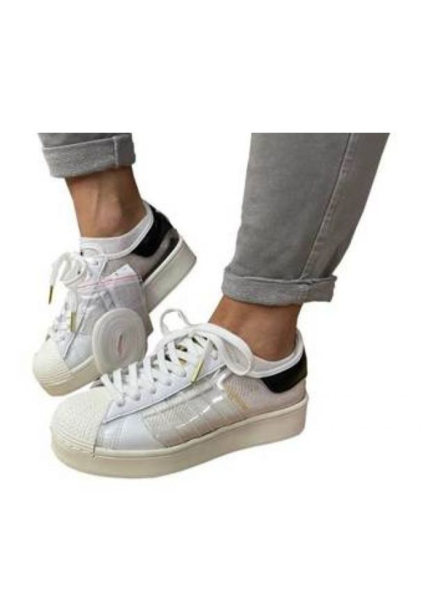 Adidas - Buty adidas Superstar Bold W FV3361 białe. Zapięcie: pasek. Kolor: biały. Materiał: materiał, syntetyk. Szerokość cholewki: normalna. Wzór: paski. Sezon: wiosna, lato. Obcas: na platformie. Model: Adidas Superstar