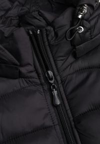 Born2be - Czarna Taliowana Przejściowa Kurtka Pikowana z Odpinanym Kapturem Zinnorae. Okazja: na co dzień. Kolor: czarny. Materiał: jeans, nylon. Styl: casual #6