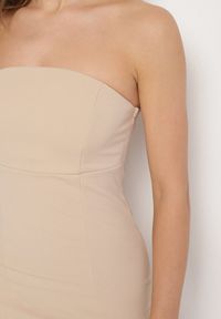 Born2be - Beżowa Dopasowana Sukienka z Wiskozą Divane. Okazja: do pracy, na spotkanie biznesowe. Kolor: beżowy. Materiał: wiskoza. Długość rękawa: bez ramiączek. Styl: biznesowy, klasyczny, elegancki #3